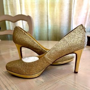 Brand new Liz Claiborne gold heels